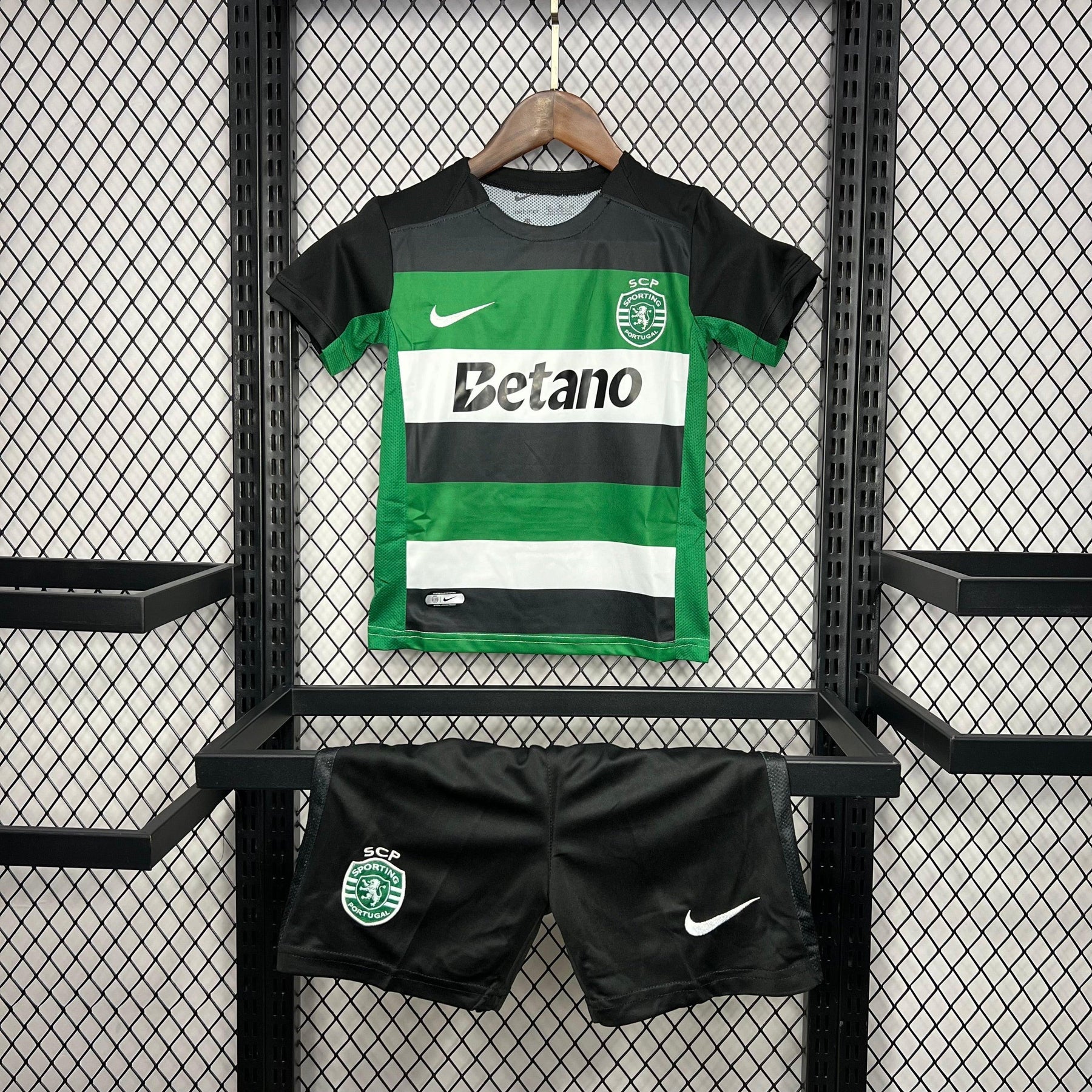 Conjunto Infantil Sporting Principal BICAMPEÃO 2024/25 - MODELO EXCLUSIVO! 🦁🏆
